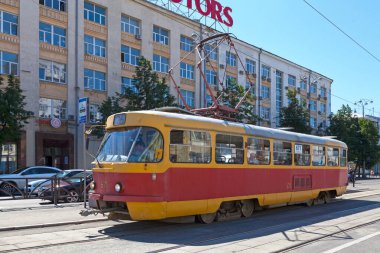 Yekaterinburg, Rusya - 16 Temmuz 2018: 26 numaralı tramvay şehir merkezine hizmet ediyor.