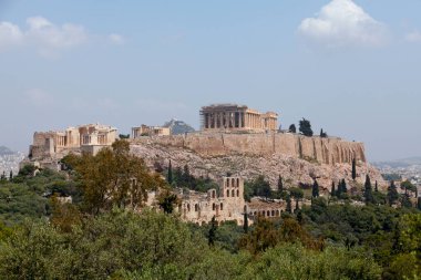Atina Akropolü, Atina 'nın yukarısındaki kayalık bir çıkıntıda yer alan antik bir kaledir ve çok sayıda antik mimari ve tarihi öneme sahip binanın kalıntılarını barındırır, bunların en ünlüsü Parthenon' dur..