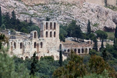 Herodes Atticus Odeonu (ayrıca Herodeion veya Herodion olarak da bilinir), Yunanistan 'ın başkenti Atina' nın güneybatı yamacında yer alan bir tiyatro yapısıdır. Bina M.Ö. 161 yılında tamamlandı ve 1950 yılında restore edildi..