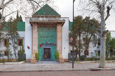 Fez, Fas 'taki Abdullah Chafchaouni Bulvarı' nda temyiz mahkemesinin (Fransızca: Cour d 'appel) girişi.