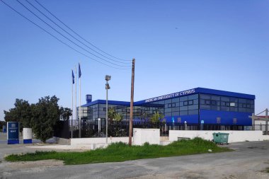 Larnaca, Kıbrıs - 24 Şubat 2024: Kıbrıs Rum Kesimi Amerikan Üniversitesi (AUCY), eğitimde önde gelen bir eğitim merkezi olmayı hedefleyen bir kurum..