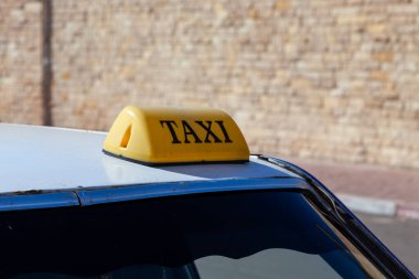 Essaouira, Fas 'ta sarı bir taksi tabelasına yakın çekim..