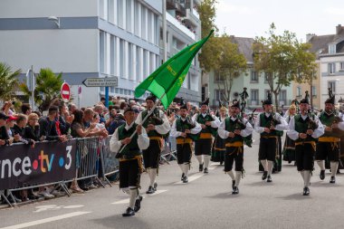 Lorient, Fransa - 06 Ağustos 2023: Lorient Interceltic Festivali sırasında Asturian kostümlü Castrillon müzisyenleri gaita asturiana (bir tür gayda) oynuyorlar.