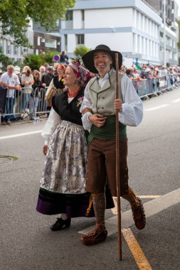 Lorient, Fransa - 06 Ağustos 2023: Lorient Interceltic Festival sırasında Asturian kostümlü geleneksel dans grubu La Xordia 'nın üyeleri.