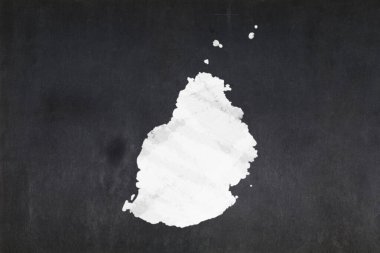 Ortasında Mauritius haritası olan karatahta.