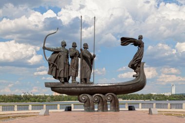 Kiev, Ukrayna - Temmuz 06 2018: Kiev 'in efsanevi kurucuları anıtı: Kiy, Schek, Khoryv ve Lybid Dinyeper seti üzerine.