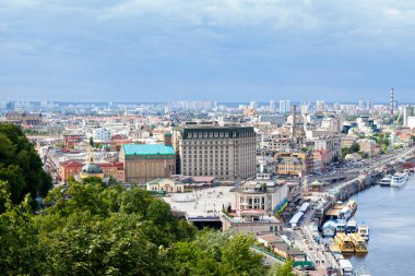 Kiev, Ukrayna - 3 Temmuz 2018: Dinyeper Nehri 'nin yanındaki Poshtova Meydanı' nın havadan görünüşü, Posta Evi, İsa 'nın Doğuşu Kilisesi ve etrafında Kyiv Nehri Limanı.