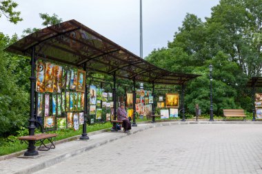 Kiev, Ukrayna - 3 Temmuz 2018: Saint Andrew Kilisesi dışında satılık tablolar.