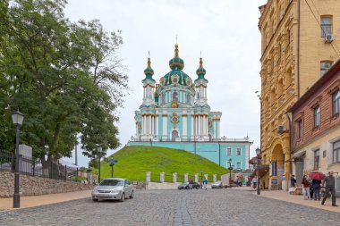 Kiev, Ukrayna - 3 Temmuz 2018: Saint Andrew Kilisesi, Andriyivska Tepesi 'nin tepesinde yer alan büyük bir Barok kilisesidir. Kilise 1747-1754 yılları arasında inşa edildi..