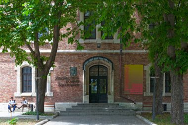 Varna, Bulgaristan - 16 Mayıs 2019: Boris Georgiev Şehir Sanat Galerisi Atlantik Dayanışma Meydanı 'ndaki belediye sanat galerisi.