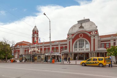 Varna, Bulgaristan - 15 Mayıs 2019: Varna tren istasyonu Bulgaristan 'ın üçüncü en kalabalık kenti olan Karadeniz kenti ve Varna belediyesine hizmet veriyor.