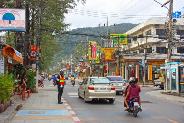 Phuket, Tayland - 14 Temmuz 2007: Patong 'un bir caddesinde plaj boyunca trafiği yürüten polis.