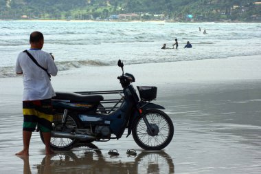 Patong plajı, Tayland - 11 Temmuz 2007: Taylandlı Phuket 'teki Pantong plajında yan yana mesajlaşıyor.