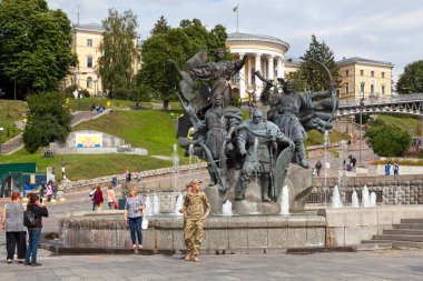 Kiev, Ukrayna - 3 Temmuz 2018: Meydan Nezalezhnosti 'deki Kiev' in kurucularının anıtı (Bağımsızlık Meydanı).