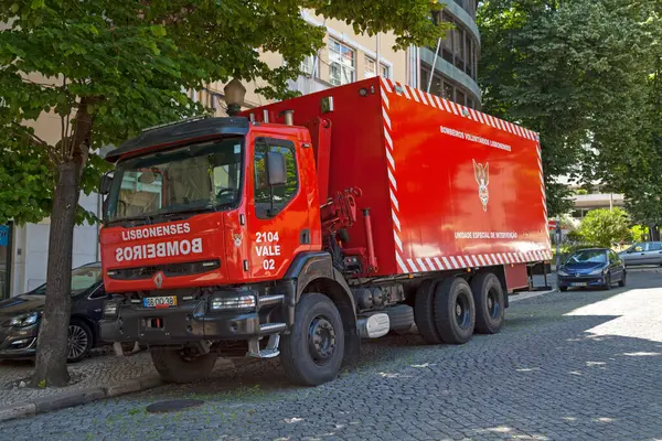 Lizbon, Portekiz - Haziran 02 2018: Lizbon İtfaiye Teşkilatı 'nın gönüllü itfaiyecilerinin itfaiye istasyonunun yakınına park ettikleri itfaiye aracı.