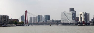 Rotterdam, Hollanda - 26 Ağustos 2017: Meuse Nehri 'ni geçen Willemsbrug (Willems Köprüsü).