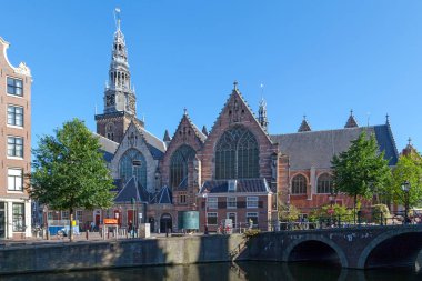 Amsterdam, Hollanda - 2 Temmuz 2019 - Eski Kilise (Felemenkçe: Oude Kerk), 1213 yılında kurulmuş ve 1306 yılında Utrecht piskoposu tarafından Aziz Nicolas 'ın koruyucu azizi olarak kutsanmış Amsterdam' ın en eski kilisesi..
