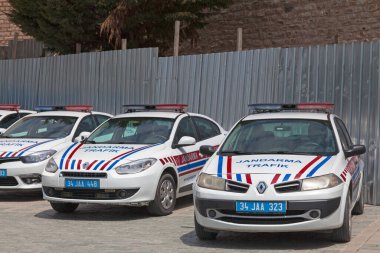 İstanbul, Türkiye - 09 Mayıs 2019: Trafik Jandarması (Trafik Jandarması) araçları bir sokağa park etti.