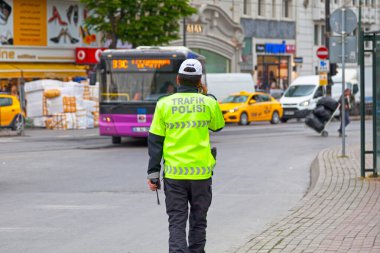 İstanbul, Türkiye - 08 Mayıs 2019: Çarşı yakınlarındaki Trafik Polisi (Trafik Polisi).