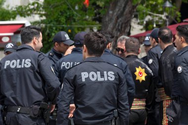 İstanbul, Türkiye - 09 Mayıs 2019: Bir grup polis caddeyi tartışıyor.