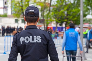 İstanbul, Türkiye - 09 Mayıs 2019: Polis Memuru (Polis) sokakta devriye geziyor.
