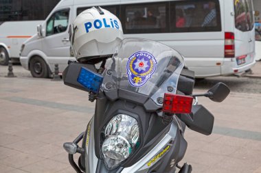 İstanbul, Türkiye - 09 Mayıs 2019: Polis motosikleti şehir merkezindeki bir kasaba meydanına park etti.