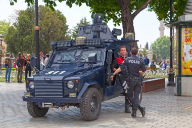 İstanbul, Türkiye - 09 Mayıs 2019: Silahlı araçlarının yanında iki polis memuru.