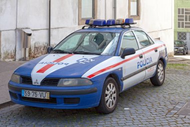 Porto, Portekiz - Haziran 03 2018: Polis arabası eski kasabadaki bir polis karakolunun önüne park edildi.