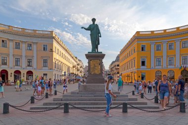 Odessa, Ukrayna - 28 Haziran 2018: Bir şehir meydanında tarihi Genel Vali Richelieu Dükü 'nün toga giydiği bronz heykel.