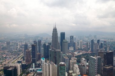 Kuala Lumpur, Malezya - 12 Eylül 2018: Petronas Kulelerinin çevresindeki diğer binaları gölgede bırakan hava manzarası.