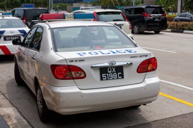 Merkez Çekirdek, Singapur - Eylül 05 2018: Polis arabaları Bayfront MRT istasyonunun yanına park edildi.
