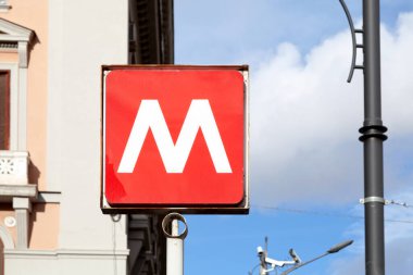 Üniversite istasyonunun dışındaki Napoli Metro tabelasına yakın plan..