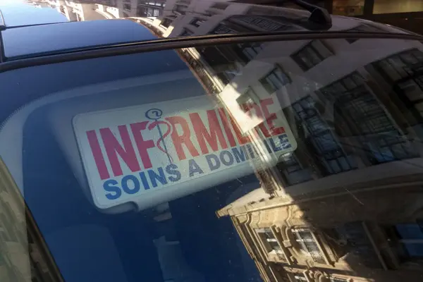 法国巴黎 2017年10月20日 一张用法语写着 Infirmiere Soins Domicile 的防晒霜的特写 意思是 家庭护理 — 图库照片