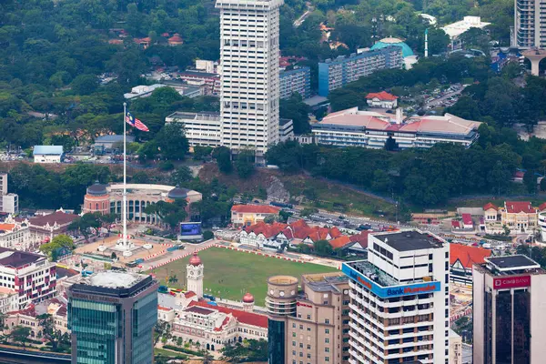 Kuala Lumpur, Malezya - 12 Eylül 2018: Meydanı etrafında Sultan Abdul Samad Binası, Kuala Lumpur halk kütüphanesi, Kuala Lumpur Şehir Galerisi ve diğer pek çok bayrak direğiyle Merdeka Meydanı 'nın havadan görünüşü.