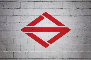 Yokohama bayrağı tuğla bir duvara boyanmış..