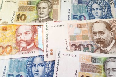 Hırvat Kuna banknotları yığınına yakın çekim.