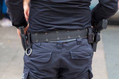 Emniyet kemerine bir Türk polisinin şarjörü ve yarı otomatik tabancasıyla yakından bakın.).