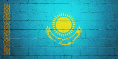 Kazakistan bayrağı tuğla bir duvara boyanmış..
