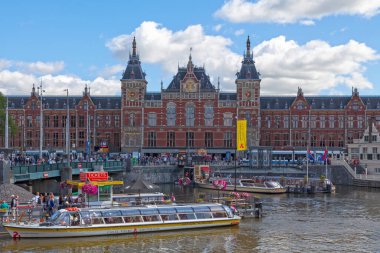 Amsterdam, Hollanda - 2 Temmuz 2019: Amsterdam Centraal başkentin en büyük tren istasyonu ve 162 bin yolcu tarafından her gün kullanılan büyük bir uluslararası demiryolu merkezidir..