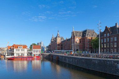 Amsterdam, Hollanda - 2 Temmuz 2019: Amsterdam Centraal başkentin en büyük tren istasyonu ve 162 bin yolcu tarafından her gün kullanılan büyük bir uluslararası demiryolu merkezidir..