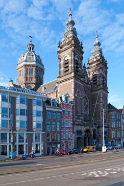 Amsterdam, Hollanda - 02 Temmuz 2019: Saint Nicholas Bazilikası (Felemenkçe: Basiliek van de Heilige Nicolaas) Hollanda 'nın Amsterdam şehrinin eski merkez bölgesinde yer alır..