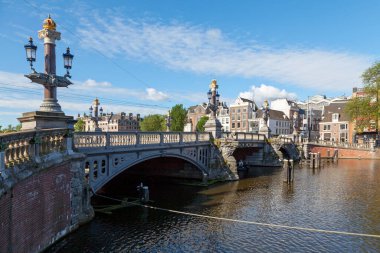 Amsterdam, Hollanda - 02 Temmuz 2019 - Blauwbrug (Türkçe: Mavi Köprü), Amstel Nehri üzerinde bulunan tarihi bir köprüdür. Rembrandtplein bölgesini Waterlooplein bölgesine bağlar ve güneyde Stopera 'ya uzanır..