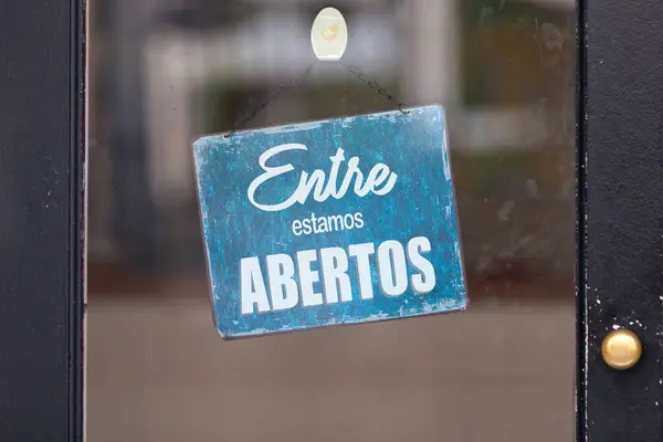 Open sign with written in it in Portuguese: \