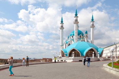 Kazan, Rusya - 10 Temmuz 2018: Kazan Kremlin 'deki Kul Şerif Camii' nin karşısındaki terastan kentin manzarasının keyfini çıkaran turistler.