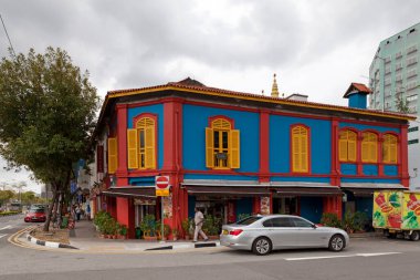 Küçük Hindistan, Singapur - Eylül 03 2018: Kerbau yolu ve yarış yolunun kesiştiği Küçük Hindistan 'da renkli bir ev.