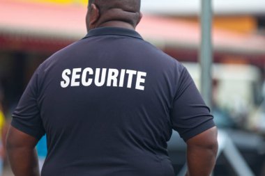 Saint Denis, Reunion - 07 Ağustos 2015: Reunion Adası 'ndaki Guan Di Festivali sırasında güvenlik görevlileri kalabalığı kontrol ediyor.