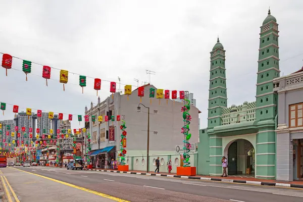 Çin Mahallesi, Singapur - Eylül 04 2018: Güney Köprüsü Yolu selamlaması Fener Festivali için hazır. Bu cadde birbirlerinden birkaç metre uzaklıktaki Mescid Jamae (Chulia), Sri Mariamman Tapınağı ve Buda Dişi Kalıntısı Tapınağı ile ünlüdür..