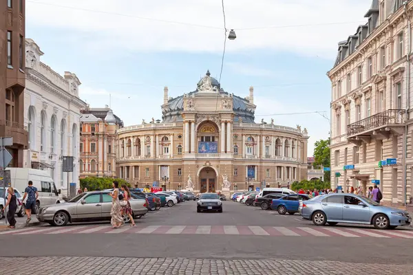 Odessa, Ukrayna - 28 Haziran 2018: Odessa Ulusal Akademik Opera ve Bale Tiyatrosu Odessa 'daki en eski tiyatrodur..