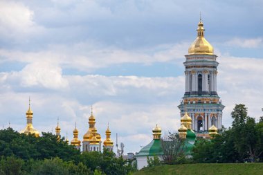 Mağaraların Kiev Manastırı ve arkasında Anavatan Anıtı var..