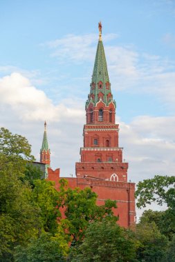 Borovitskaya Kulesi, Moskova Kremlin 'in güneybatısında yer alan bir kule ve geçiş kapısı. Adsız Meydanı ve Büyük Taş Köprü 'nün yakınındaki Alexander Bahçesini görüyor..